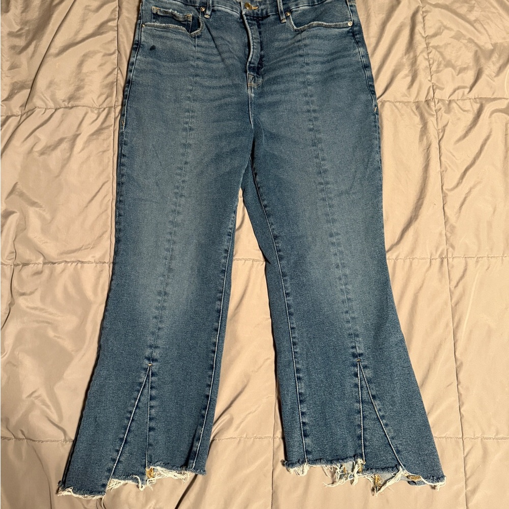 Good American Cropped Blue Jeans with Frayed Hem